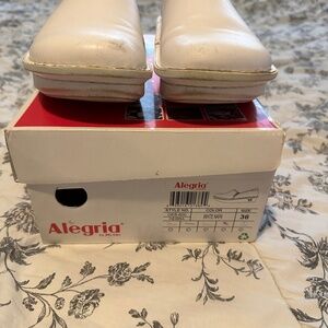 White alegria clogs, size 6